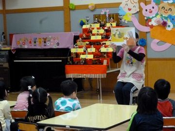 楽しい ひなまつり会 が行われました 瀬棚保育所 広報見聞録14年度バックナンバー せたな町公式サイト 北海道久遠郡せたな町